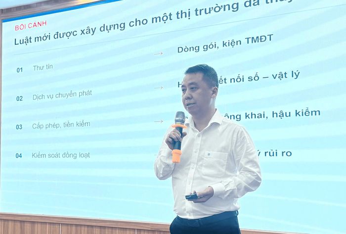 Vụ trưởng Vụ Bưu chính, Bộ Khoa học và Công nghệ Lã Hoàng Trung trình bày dự án luật. Ảnh: Thu Giang