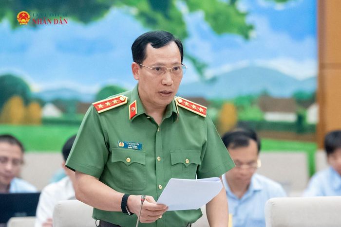 Thứ trưởng Bộ Công an, Thượng tướng Lê Văn Tuyến trình bày nội dung cơ bản của dự thảo Luật