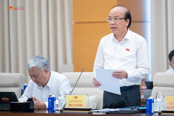Chủ nhiệm Ủy ban Pháp luật và Tư pháp Phan Chí Hiếu báo cáo tóm tắt ý kiến về định hướng, chính sách dự án Luật