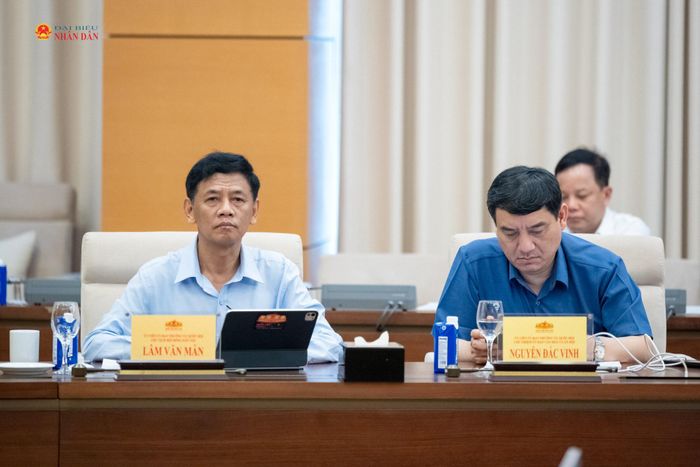 Các đại biểu tham dự phiên họp