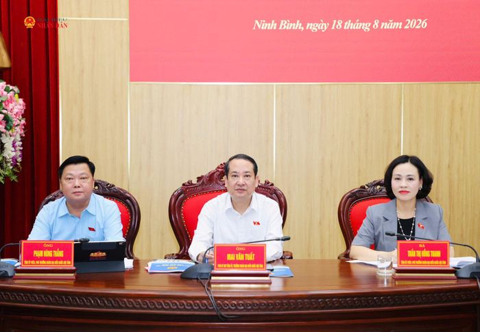 Trưởng Đoàn ĐBQH tỉnh Ninh Bình Mai Văn Tuất điều hành Hội nghị