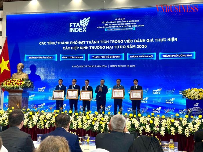 Phó Thủ tướng Phạm Gia Túc trao bằng khen cho các địa phương đạt thành tích trong việc đánh giá thực hiện các hiệp định thương mại tự do năm 2025.