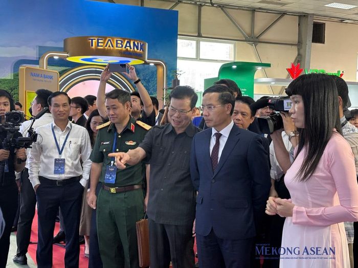 Thống đốc NHNN Phạm Đức Ấn cùng lãnh đạo các Bộ, ngành tham quan các gian hàng giới thiệu sản phẩm, dịch vụ tiêu biểu, có độ phủ lớn và tạo giá trị thiết thực đối với người dân, doanh nghiệp. Ảnh: Thu Trang/Mekong ASEAN