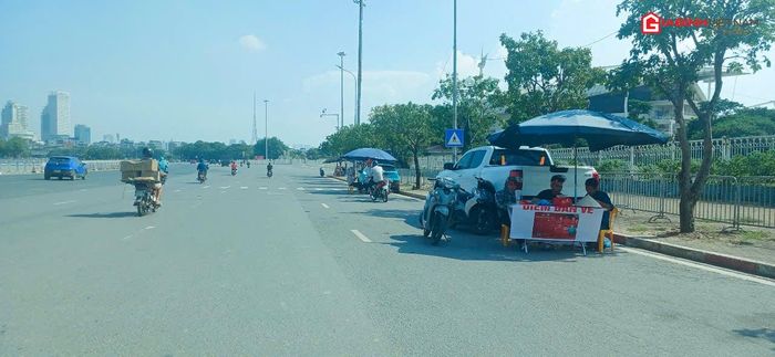 Việc bán vé trận Việt Nam gặp Malaysia diễn ra sôi động tại khu vực trước sân vận động Quốc gia Mỹ Đình