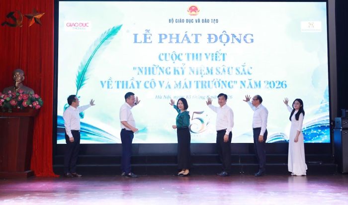 Các đại biểu thực hiện nghi thức phát động Cuộc thi.