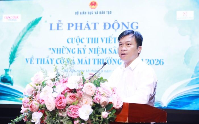 Ông Doãn Hồng Hà - Phó Trưởng ban Tuyên giáo và Dân vận Đảng ủy Bộ GD&ĐT, đại diện Ban Giám khảo phát biểu.