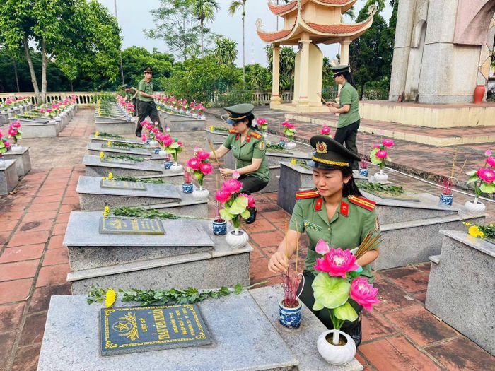 Lãnh đạo và cán bộ, chiến sĩ Công an tỉnh Phú Thọ thắp hương tri ân Anh hùng liệt sĩ.