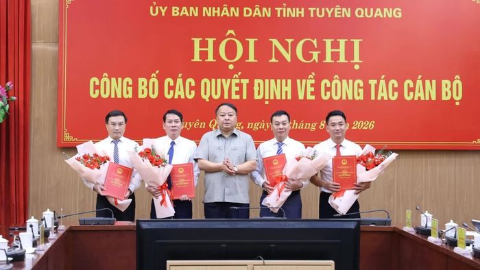 Chủ tịch UBND tỉnh Tuyên Quang Phan Huy Ngọc trao quyết định, tặng hoa chúc mừng các cán bộ được phân công, điều động. Ảnh: Cổng thông tin điện tử tỉnh Tuyên Quang.