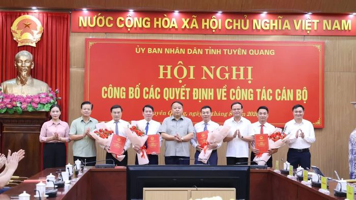 Chủ tịch UBND tỉnh Tuyên Quang Phan Huy Ngọc và lãnh đạo tỉnh chúc mừng các cán bộ được phân công, điều động. Ảnh: Cổng thông tin điện tử tỉnh Tuyên Quang.