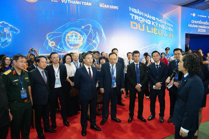 Thống đốc NHNN Phạm Đức Ấn tham quan các gian hàng tại sự kiện Chuyển đổi số ngành Ngân hàng năm 2026 - Ảnh: Hoàng Giáp