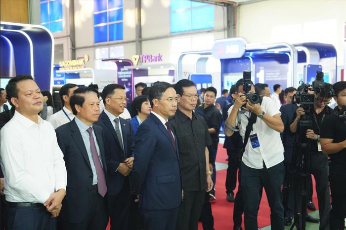 Các đồng chí lãnh đạo tham quan khu triển lãm chuyển đổi số của ngành Ngân hàng - Ảnh: Hoàng Giáp