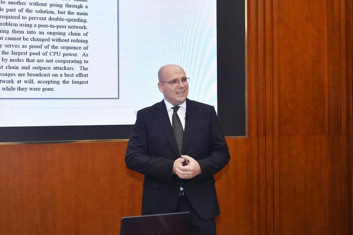 Giáo sư Fabian Schaer trình bày bài tham luận tại Toạ đàm