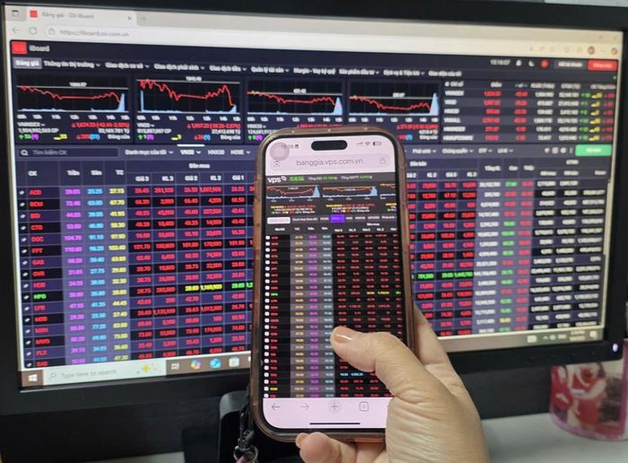VN-Index giữ sắc xanh nhờ nhóm cổ phiếu trụ và dầu khí, nhưng độ rộng thị trường nghiêng về bên bán, phản ánh dòng tiền vẫn thận trọng