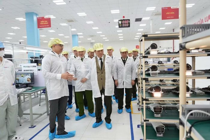 Đại diện GTEL giới thiệu Hệ thống Camera AI với Đại tướng Lương Tam Quang,Ủy viên Bộ Chính trị, Bộ trưởng Bộ Công an tại Nhà máy GTEL.
