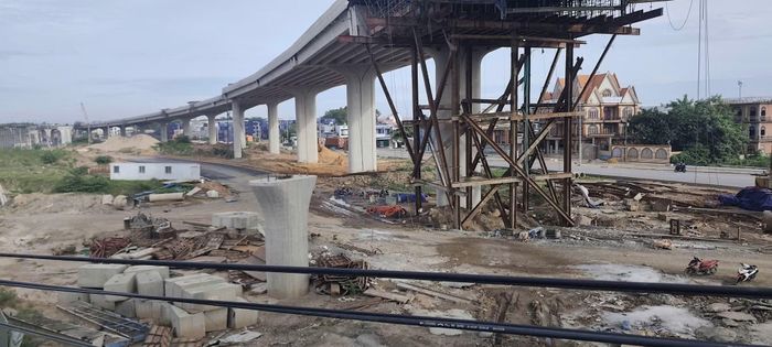 Thi công cầu vượt nút giao Tân Vạn của tuyến đường Vành đai 3.