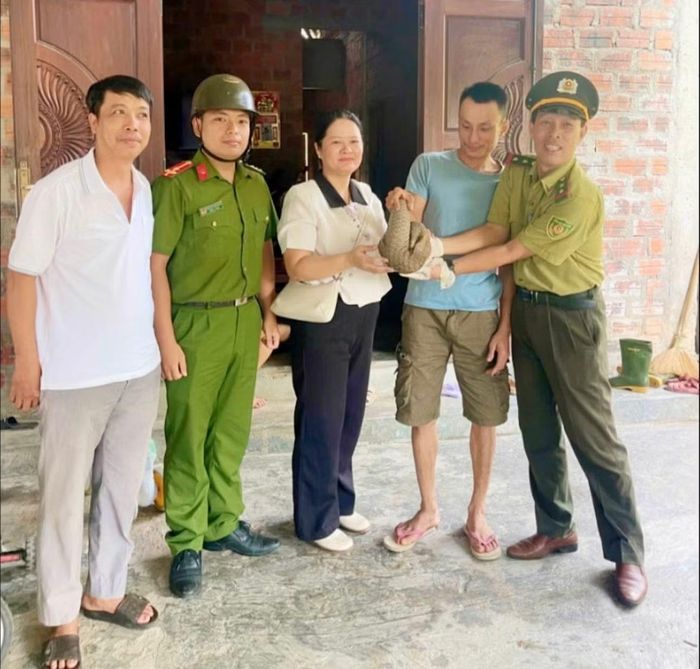 Nhiều người dân Cố đô Huế tự nguyện giao nộp các loài động vật quý hiếm cho lực lượng chức năng.