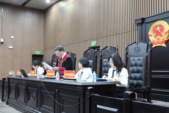 Hội đồng xét xử.