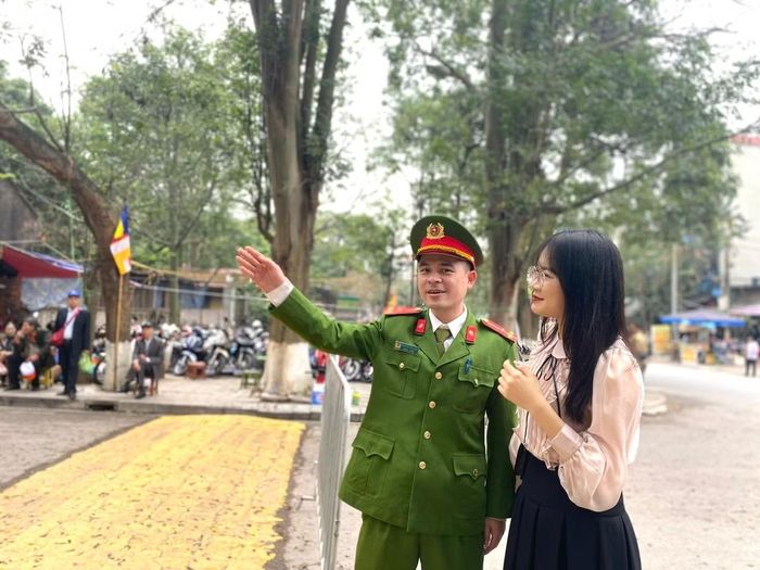 Các cán bộ Công an giúp đỡ nhân dân.