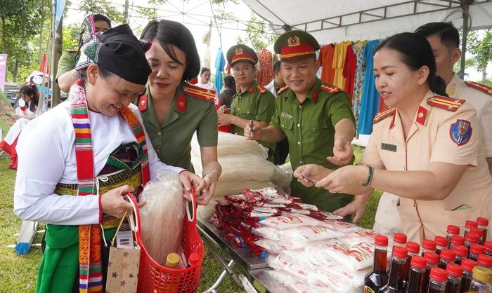 Cán bộ Công an mở gian hàng 0 đồng tặng bà con.