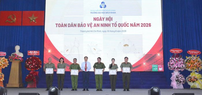 Hiệu trưởng Trường Đại học Bách khoa trao Giấy khen và phần thưởng cho các tập thể được tuyên dương.