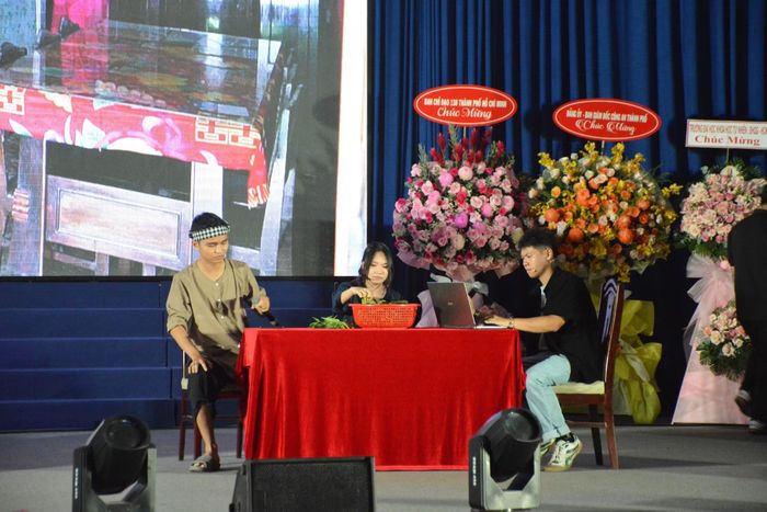 Vở kịch “Bên kia cuộc gọi” do Đoàn Thanh niên - Hội Sinh viên Trường Đại học Bách khoa biểu diễn tại ngày hội .