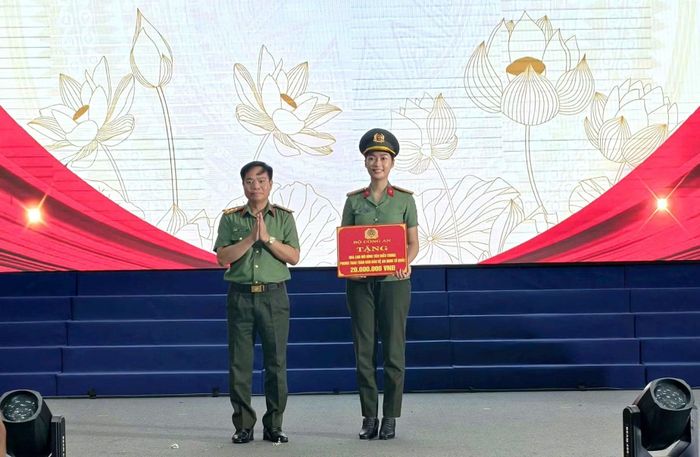 Lãnh đạo Cục Xây dựng phong trào bảo vệ an ninh Tổ quốc, thừa ủy quyền lãnh đạo Bộ Công an, trao tặng quà động viên Ban Chỉ đạo mô hình “Bóc xóa quảng cáo trái phép, giữ gìn mỹ quan đô thị” tại TP Hồ Chí Minh.