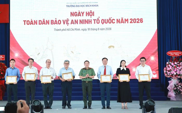 Thượng tá Phan Huy Văn trao Giấy khen cho các cá nhân tiêu biểu.