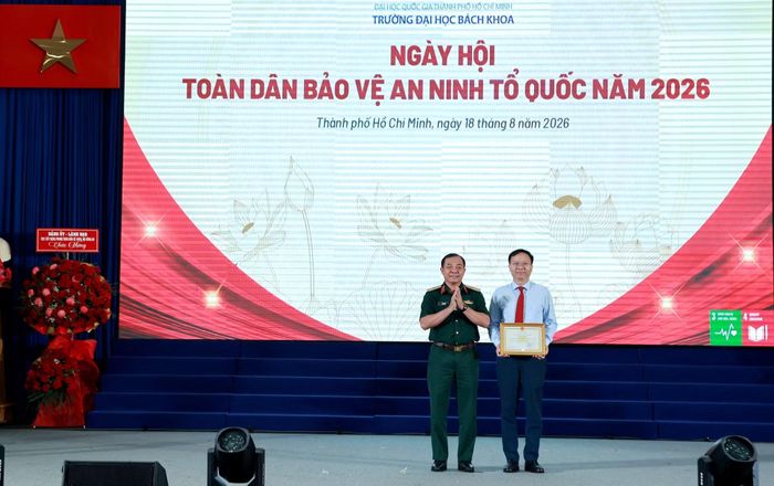 Thiếu tướng Vũ Văn Điền trao Giấy khen cho các cá nhân tiêu biểu.