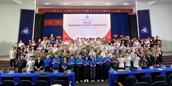  Lãnh đạo các đơn vị và sinh viên tại chương trình. 