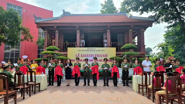 Trung tướng Phan Xuân Tuy và các đại biểu cắt băng khánh thành Nhà tưởng niệm Chủ tịch Hồ Chí Minh.