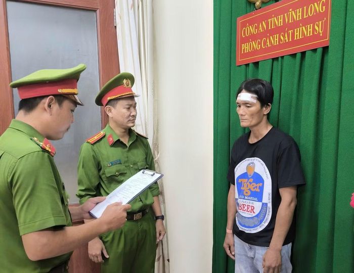 Cơ quan CSĐT tống đạt các quyết định tố tụng đối với Trần Văn Phương.