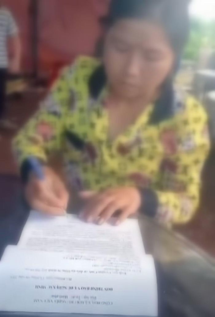 Hình ảnh xuất hiện trên mạng xã hội được cho là người nhà của một nạn nhân đang làm đơn đề nghị cơ quan Công an vào cuộc làm rõ.