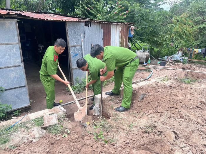 Công an xã hàm Thuận Bắc tham gia đào móng, xây nhà Đại Đoàn kết cho gia đình ông Dũng.