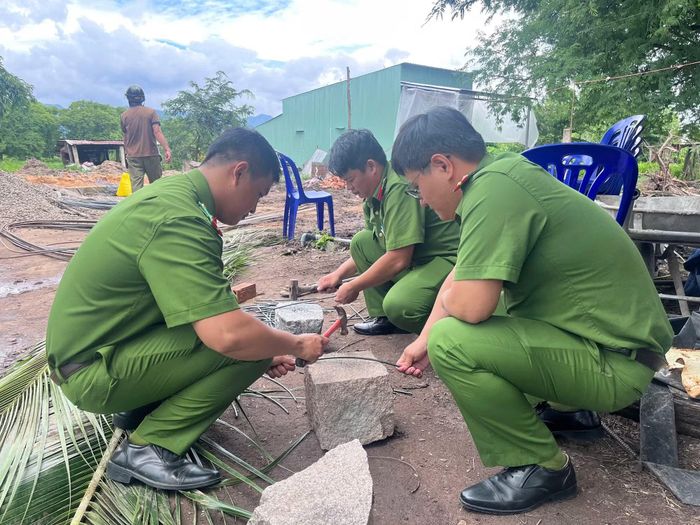 Công an chung tay uốn từng thanh sắt.