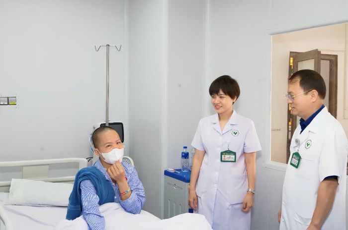 Hai bệnh nhân mắc đa u tuỷ xương đang chờ ghép tế bào gốc.