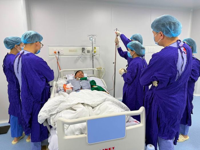Ê-kíp bác sĩ thực hiện ghép tế bào gốc cho bệnh nhân.