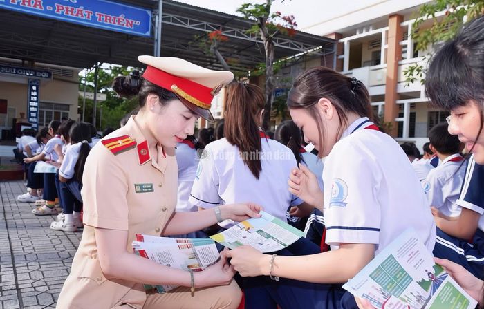 Phòng CSGT Công an Cà Mau tuyên truyền pháp luật về TTATGT đến học sinh, sinh viên trên địa bàn.