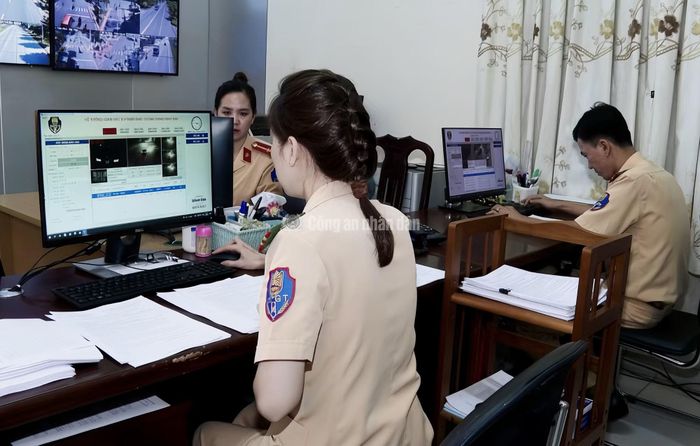 Những “mắt thần” hoạt động 24/7 truyền dữ liệu về hệ thống giám sát trung tâm của Phòng CSGT Công an tỉnh.
