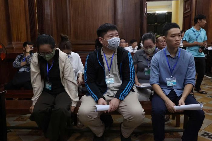 Một số bị cáo tại ngoại tại điểm cầu trung tâm (trụ sở TAND TP Hồ Chí Minh).