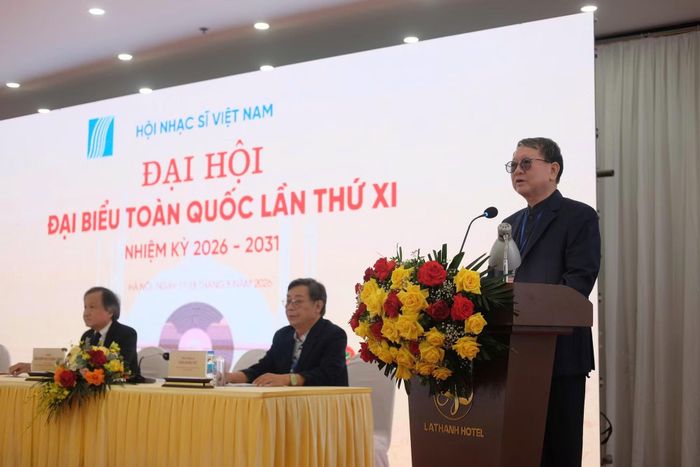 Thiếu tướng, Nhạc sĩ Đức Trịnh, Chủ tịch Hội Nhạc sĩ Việt Nam phát biểu tại Đại hội.