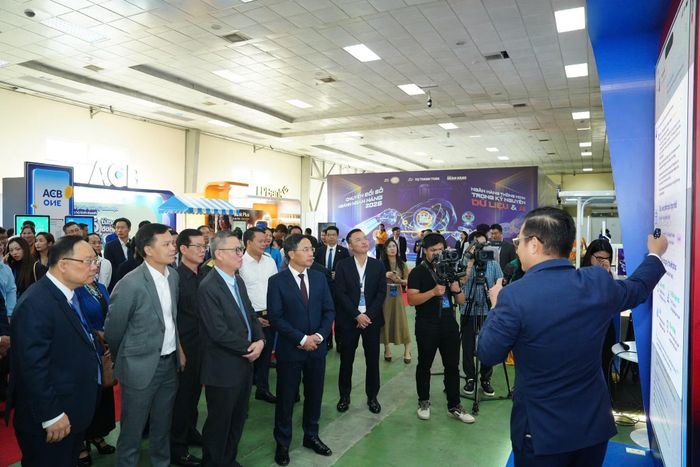 Các đại biểu trải nghiệm các gian hàng chuyển đổi số.