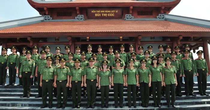 Lãnh đạo và CBCS Cục Quản lý xuất nhập cảnh tại Đền thờ Anh hùng liệt sĩ Bùi Thị Cúc.