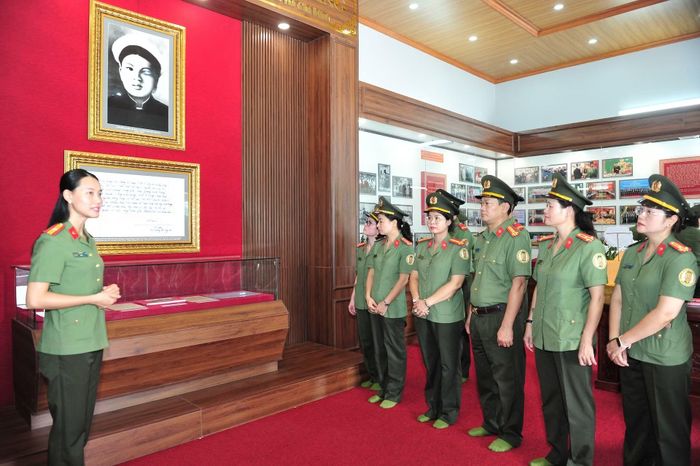 Lãnh đạo và CBCS Cục Quản lý xuất nhập cảnh lắng nghe những câu chuyện cảm động về cuộc đời của Anh hùng liệt sĩ CAND Bùi Thị Cúc.