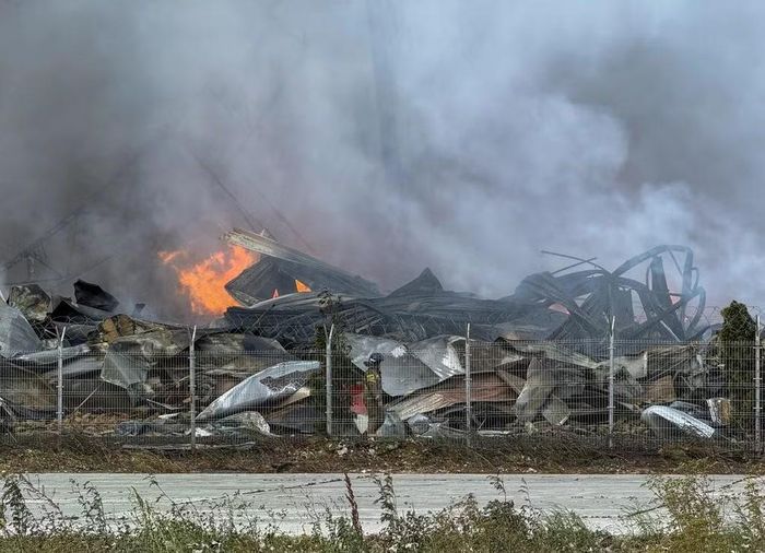 Một nhà kho tại vùng Moskva (Nga) bị UAV tấn công. Ảnh: Reuters