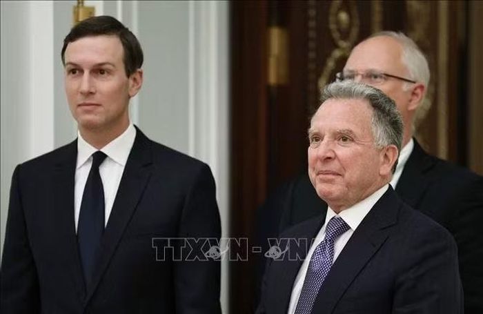 Đặc phái viên Mỹ Steve Witkoff (phải, phía trước) cùng ông Kushner tới Moskva để hội kiến Tổng thống Nga Vladimir Putin hồi 2/12/2025. Ảnh: Anadolu Agency/TTXVN