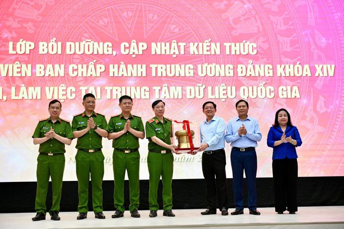 Phó Thủ tướng Hồ Quốc Dũng trao quà tặng Trung tâm Dữ liệu quốc gia.