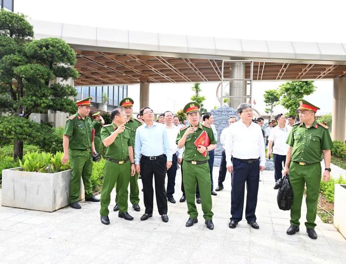 Các đại biểu lớp bồi dưỡng, cập nhật kiến thức đối với Ủy viên Trung ương Đảng khoá XIV tham quan Trung tâm Dữ liệu quốc gia.