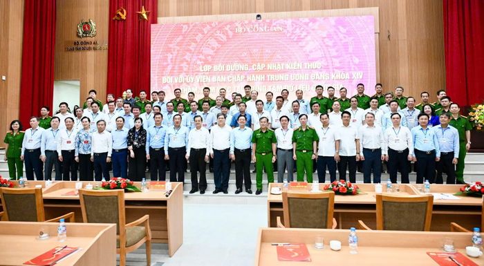  Phó Thủ tướng Hồ Quốc Dũng và các đại biểu tại buổi làm việc. 