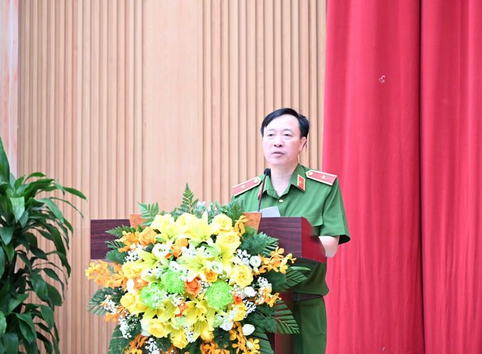 Thiếu tướng Nguyễn Ngọc Cương, Giám đốc Trung tâm Dữ liệu quốc gia báo cáo tóm tắt kết quả xây dựng, triển khai Trung tâm Dữ liệu quốc gia.