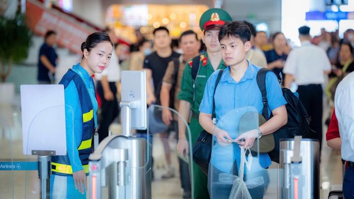Hành khách làm thủ tục check in bằng sinh trắc học trước khi lên máy bay.